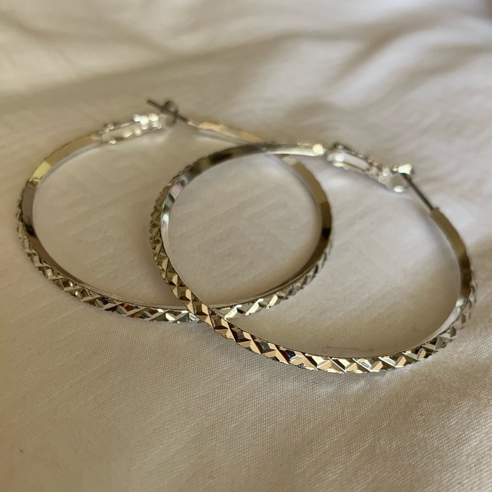 🎉Beautifully detailed silver hoop earrings!